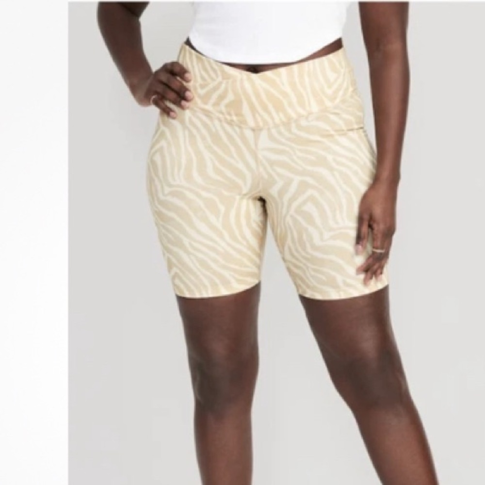 Extra High-Waisted PowerChill Biker Shorts Jungle Print Size M Tan